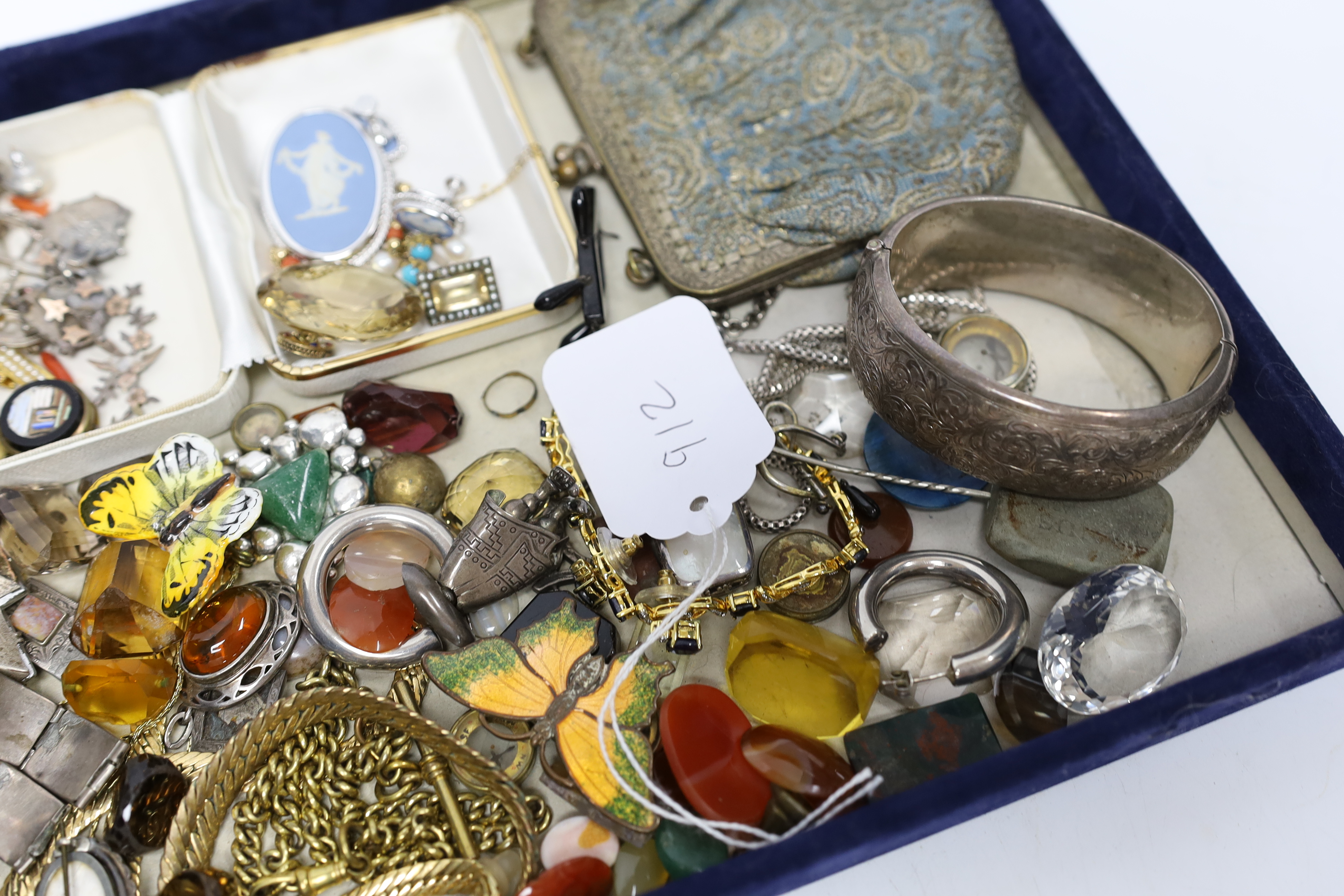 A group of assorted Victorian and late jewellery, including seed pearl and gem set small brooch, a Mizpah brooch, 1930's silver bangle, unmounted cut gemstones, coral bead and yellow metal necklace, etc.
